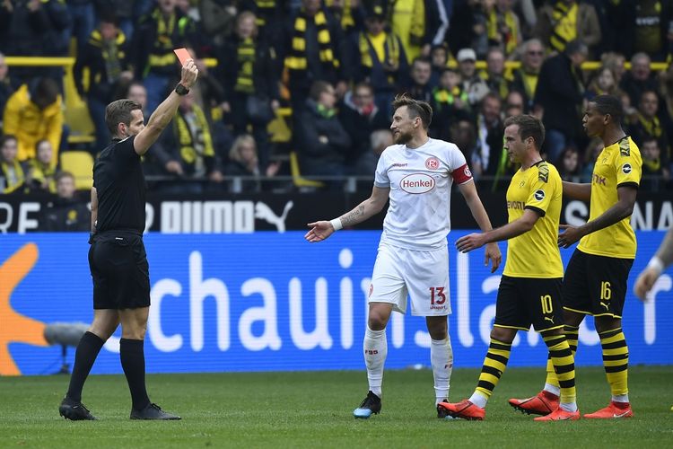 Wasit Tobias Stieler menunjukkan kartu merah kepada pemain bertahan Fortuna Duesseldorf, Adam Bodzek (C) selama pertandingan sepakbola Bundesliga divisi satu Jerman, Borussia Dortmund vs Fortuna Duesseldorf di Dortmund, Jerman barat pada 11 Mei 2019.