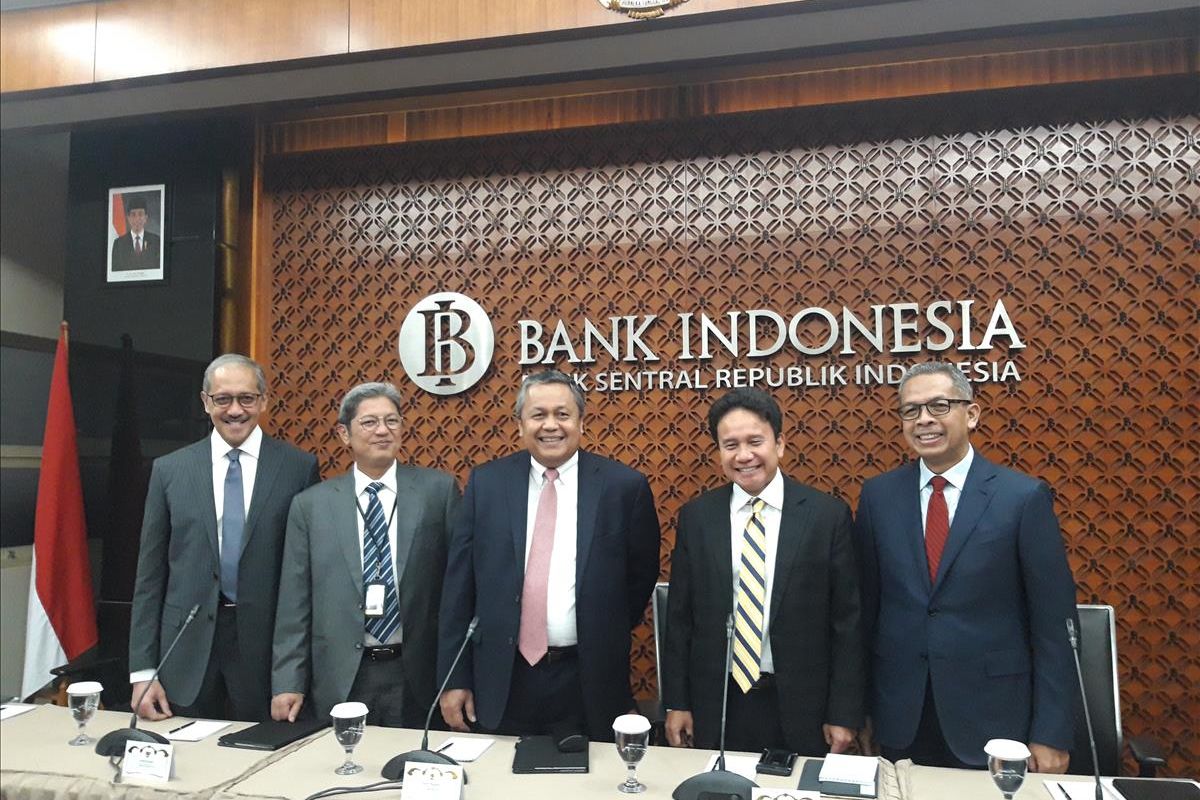 Jajaran Dewan Gubernur Bank Indonesia ketika melakukan konferensi pers hasil Rapat Dewan Gubernur di Jakarta, Kamis (18/7/2019).