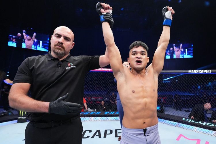 Jeka Saragih merayakan kemenangan pada semifinal Road to UFC melawan petarung Korea Selatan Ki Won-bin di Etihad Arena, Abu Dhabi, pada Minggu (23/10/2022).
