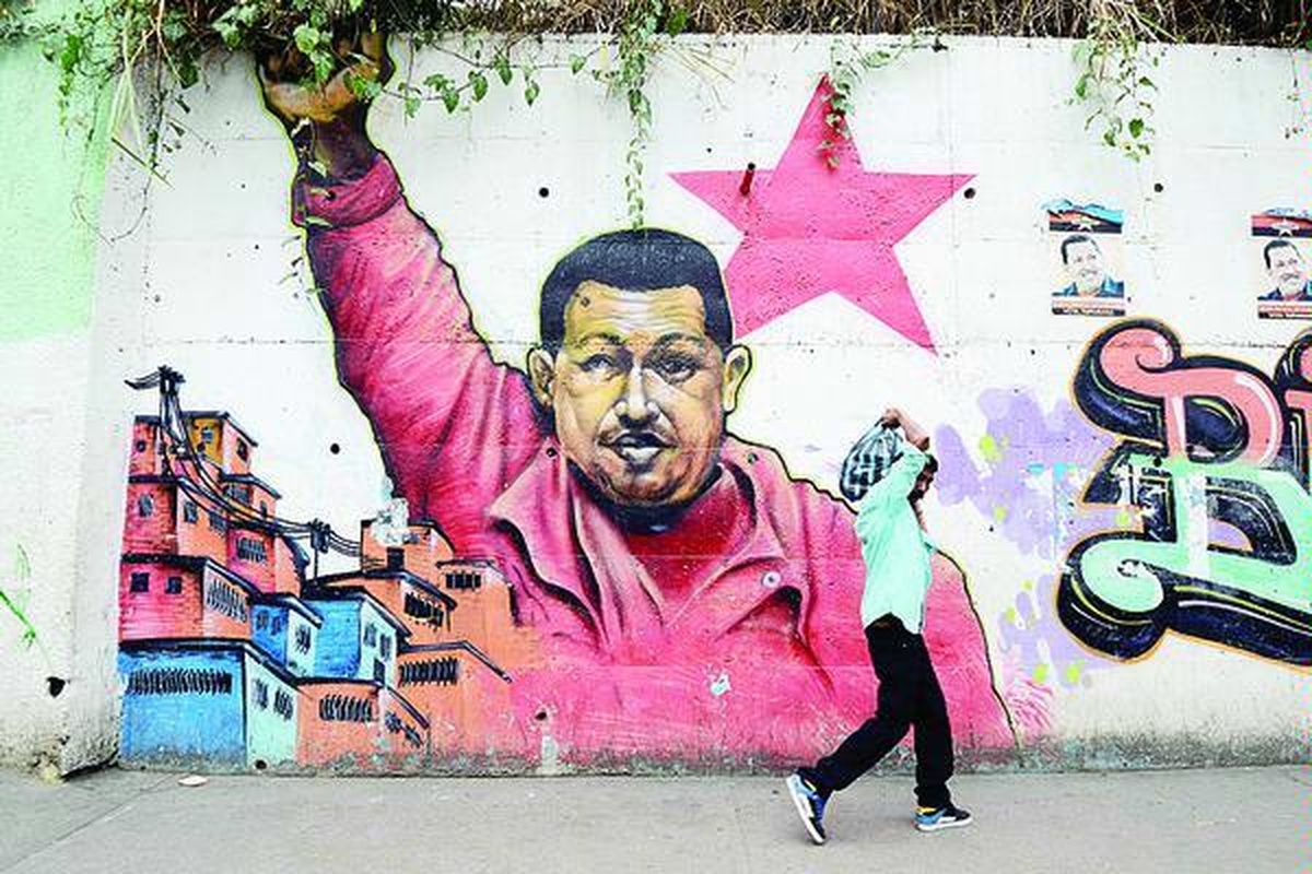 Mural bergambar Presiden Venezuela Hugo Chavez di tepi jalan yang sepi di Caracas pada hari pertama tahun 2013, Selasa (1/1). Rakyat Venezuela mengkhawatirkan kondisi Chavez yang tengah berjuang mengatasi sejumlah komplikasi setelah menjalani operasi kanker di Havana, Kuba. Kemeriahan perayaan malam Tahun Baru di negeri itu jauh berkurang setelah pemerintah membatalkan acara resmi berupa dua konser musik terbuka untuk menghormati Chavez yang memerintah negeri itu sejak tahun 1999. 
