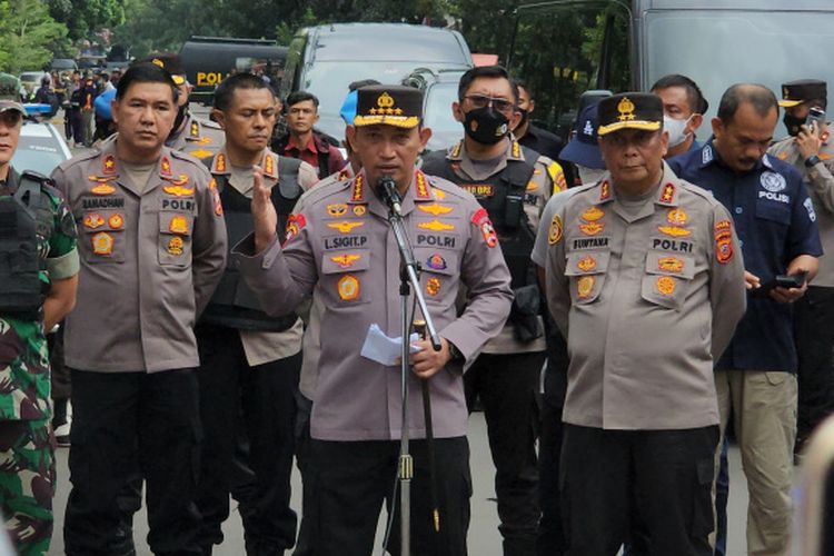 Kapolri Jendral Listyo Sigit Prabowo saat memberikan keterangan kepada wartawan usai meninjau olah tempat kejadian perkara insiden bom bunuh diri di Polsek Astanaanyar, Kota Bandung, Jawa Barat, Rabu (7/12/2022).