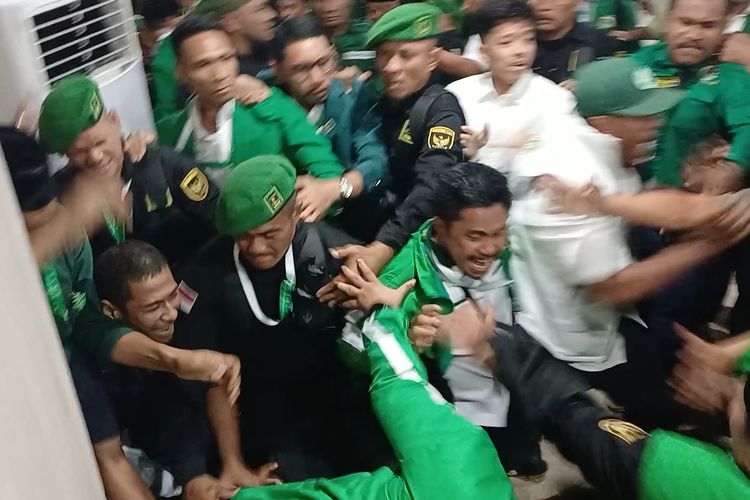 Muktamar X PPP diwarnai baku hantam di Ballroom Mercure Convention Center Ancol, Jakarta Utara, Sabtu (27/9/2025).