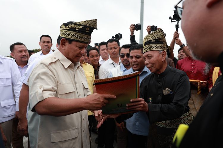 Calon presiden (capres) nomor urut 2 Prabowo Subianto dalam acara Gerakan Muslim Persatuan Indonesia Cinta Tanah Air (Gempita) di Gelanggang Remaja Pekanbaru, Riau, Selasa (9/1/2024).
