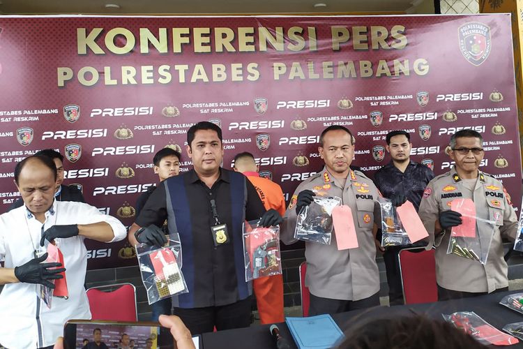 Polrestabes Palembang melakukan gelar perkara terkait kasus ungkap kasus BIN gadungan yang kedapatan memproduksi senjata api rakitan dengan memodifikasi airsoftgun, Selasa (21/3/2023).
