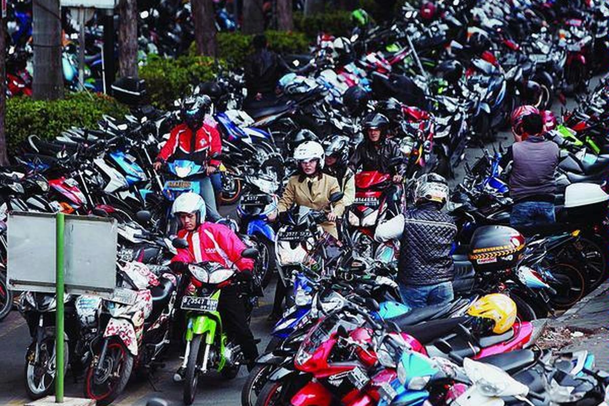 Pengendara sepeda motor  menuju loket pembayaran parkir di pusat perbelanjaan di kawasan Roxy, Jakarta Pusat, Senin (8/10). Dinas Perhubungan DKI  Jakarta mengumumkan kenaikan tarif parkir off street. Tarif parkir  mobil menjadi  Rp 3.000-Rp 5.000 per jam dan sepeda motor menjadi Rp 1.000-Rp 2.000 per jam.
