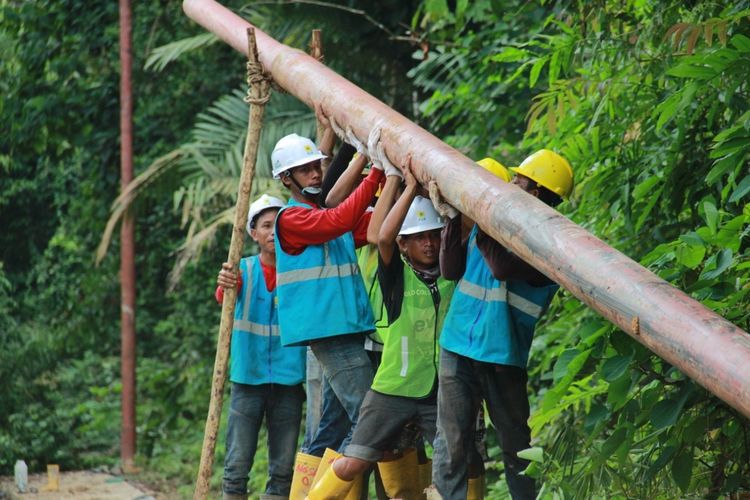 Petugas PLN Riau-Kepri tengah bekerja memasang jaringan listrik di desa-desa di Riau dan Kepulauan Riau beberapa waktu lalu.