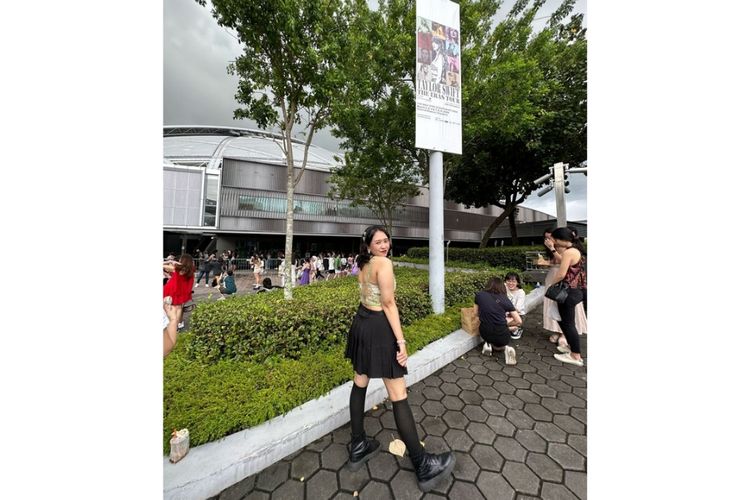 Salah seorang Swifties bernama Winandra mengenakan kostum terinspirasi idolanya saat mengajdiri Eras Tour di Singapura. 