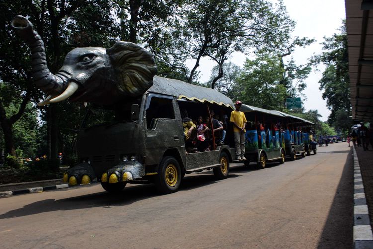 Pengunjung menaiki salah satu wahana saat berlibur di Taman Margasatwa Ragunan, Jakarta Selatan, Kamis (26/12/2019). Liburan Natal dan Tahun Baru 2019/20 dimanfaatkan sebagaian masyarakat untuk berkunjung ke sejumlah tempat wisata.