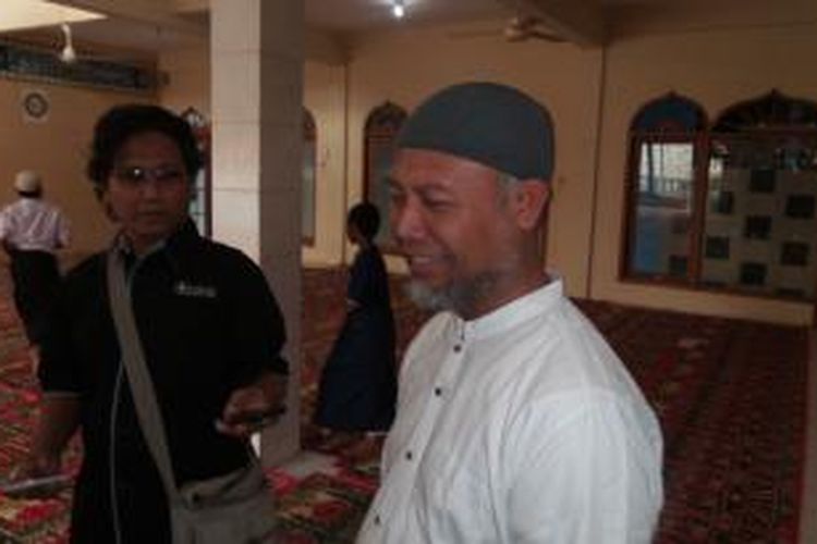 Wakil Ketua KPK Bambang Widjojanto saat berada di Masjid An Nur yang terletak tak jauh dari kediamannya, di Kampung Bojong Lio, Cilodong, Depok, Jawa Barat, Sabtu (24/1/2015)