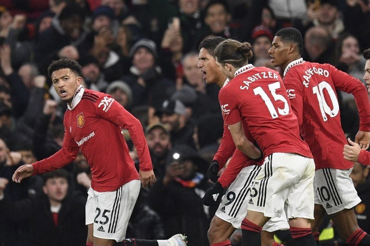 Jadon Sancho (kiri) melakukan selebrasi bersama rekan setimnya usai mencetak gol ke gawang Leeds United dalam laga Liga Inggris 2022-2023 antara Man United vs Leeds di Stadion Old Trafford, 8 Februari 2023. Man United pekan ini akan melawan Barcelona pada laga playoff knockout Liga Europa. Duel Barcelona vs Man United digelar di Stadion Camp Nou, Jumat (17/2/2023) dini hari WIB. (Photo by Oli SCARFF / AFP) 