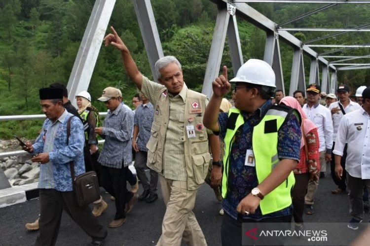 Gubernur Jateng Ganjar Pranowo didampingi Bupati Pekalongan Asip Kholbihi usai meresmikan tiga jembatan di Kabupaten Pekalongan, Selasa siang. 