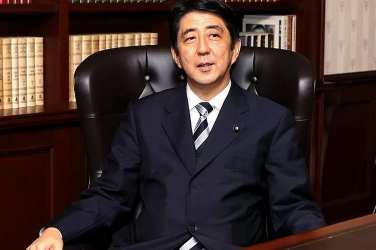 Shinzo Abe berasal dari keluarga politisi. Foto ini diambil setelah ia terpilih untuk pertama kalinya sebagai perdana menteri pada 2006.