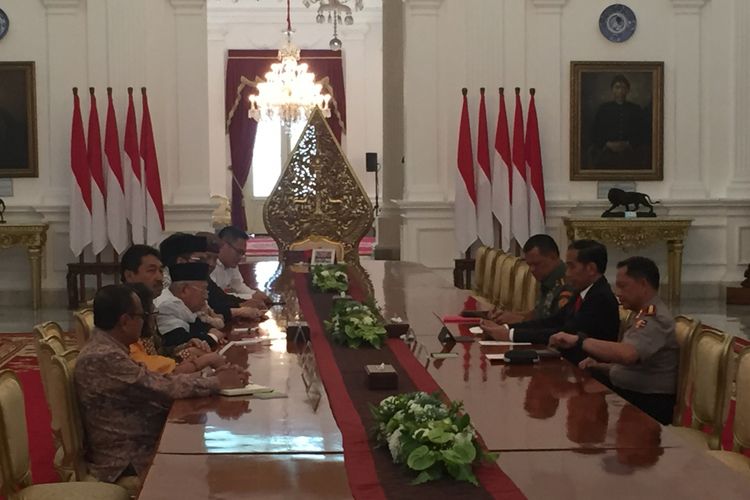 Presiden Joko Widodo bertemu tokoh lintas agama di istana Merdeka, Jakarta, Selasa (16/5/2017)