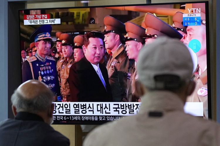 Orang-orang menonton layar TV yang menampilkan gambar pemimpin Korea Utara Kim Jong Un selama program berita di Stasiun Kereta Api Seoul di Seoul, Korea Selatan, Selasa, 12 Oktober 2021.