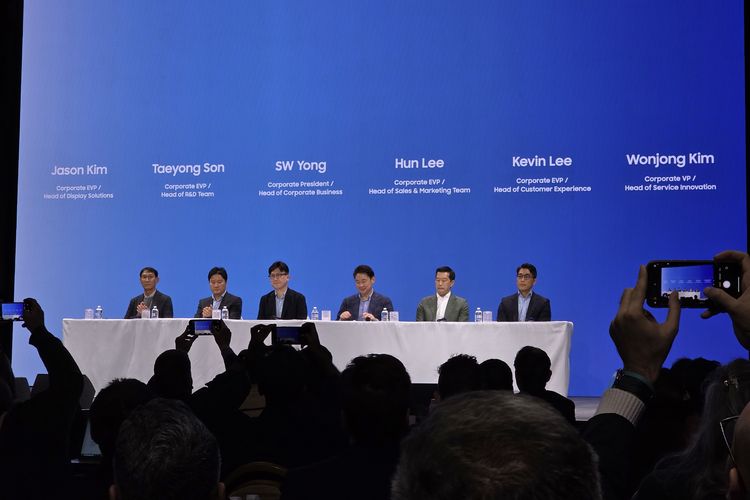 Jajaran petinggi Samsung dalam sesi tanya jawab di acara The First Look 2026, yang merupakan bagian dari CES 2026.
