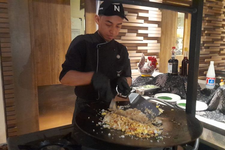 The chef is making beefsteak fried rice at the Novotel Karawang.