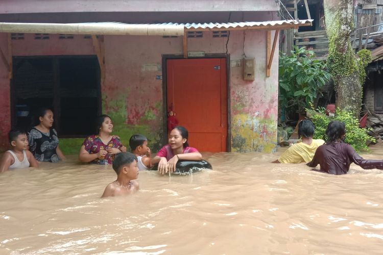 Bencana banjir kembali terjadi di Kota Tebing Tinggi, Sumatera Utara akibat luapan Sungai Padang.