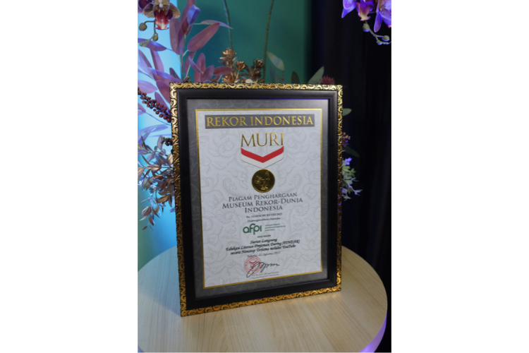 Piagam penghargaan yang diraih Asosiasi Fintech Pendanaan Bersama Indonesia (AFPI) dari Museum Rekor Indonesia (MURI) atas rekor Siaran Langsung Edukasi Literasi Pinjaman Daring (Pindar) secara Nonstop Terlama melalui YouTube.