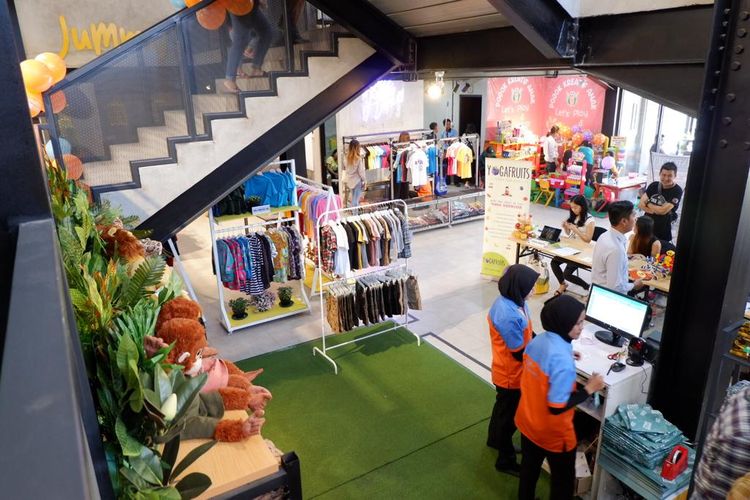 Berbagai produk lokal untuk anak meramaikan Setiabudhi Kids Center di Bandung. 