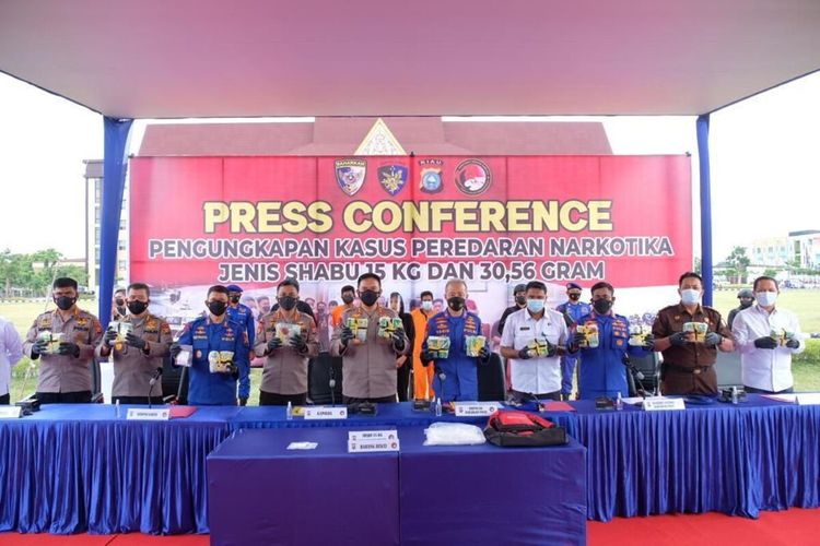 Baharkam Polri bersama Polda Riau menggelar konferensi pers penangkapan tiga pengedar 15 kilogram sabu, di Mapolda Riau di Kota Pekanbaru, Selasa (5/4/2022).