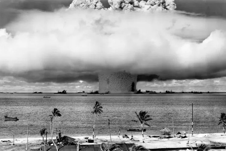 Ledakan nuklir bawah laut di Bikini Atoll di Kepulauan Marshall menghasilkan awan jamur air yang datar dan rendah.
