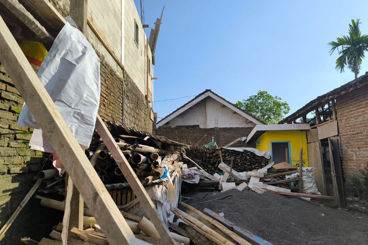 Kondisi material bangunan di halaman samping rumah Nur Fadilah warga Kelurahan Tegal Gede Kecamatan Sumbersari yang masih dalam tahap pembangunan, Senin (22/9/2025).