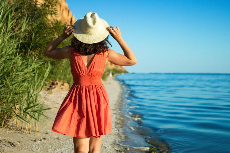 Ilustrasi memakai baju coral ke pantai.