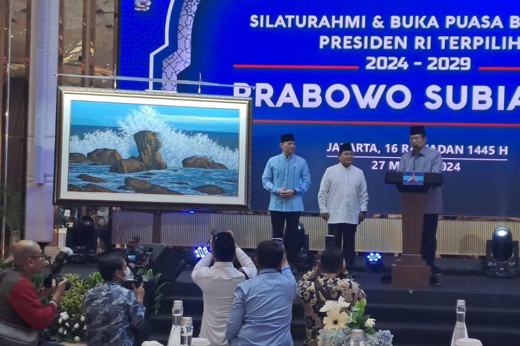 Presiden ke-6 Susilo Bambang Yudhoyono (SBY) memberikan lukisan kepada Prabowo Subianto di The St Regis, Kuningan, Jakarta Selatan, Rabu (27/3/2024). 