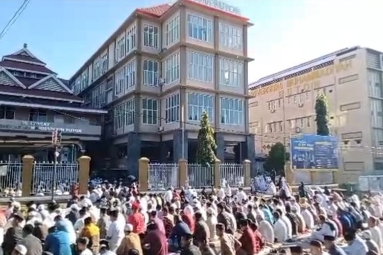 Ribuan warga muhamadiyah kota baubau melaksanakan shalat idul adha di pelataran kampus Universitas Muhamadiyah Buton (UMB), Rabu (28/6/2023).