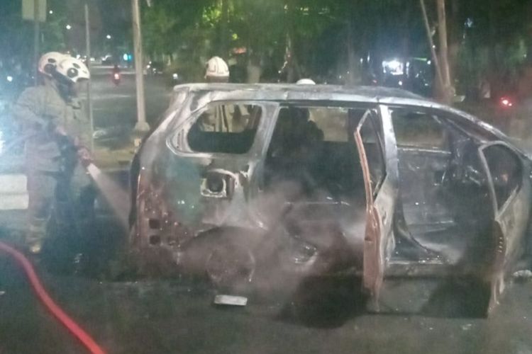 Xenia Ludes Terbakar di Semarang, Ditemukan Empat Galon BBM di dalam Mobil