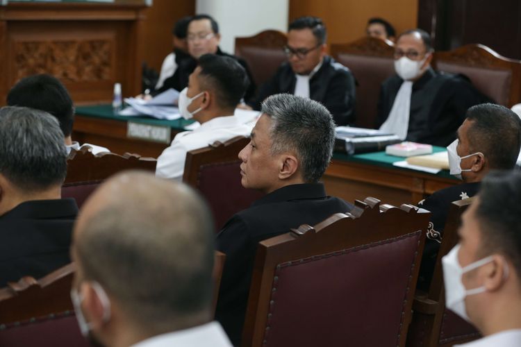 Mantan Karopaminal Divpropam Polri, Hendra Kurniawan hadir sebagai saksi dalam sidang dengan terdakwa kasus pembunuhan berencana terhadap Nofriansyah Yosua Hutabarat atau Brigadir J, Ferdy Sambo dan Putri Candrawathi di Pengadilan Negeri Jakarta Selatan, Selasa (6/12/2022).