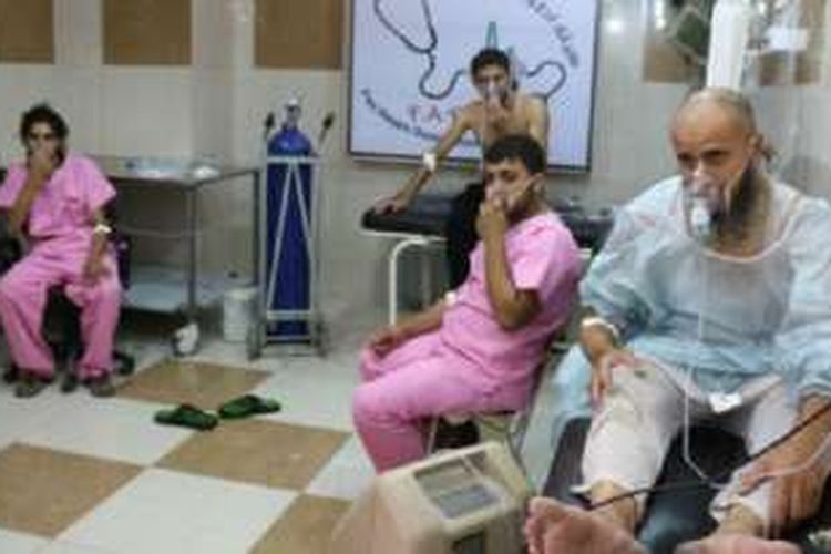 Warga menderita kesulitan bernafas setelah serangan helikopter pemerintah Suriah.
