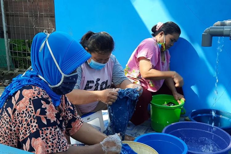 Warga setempat mencuci di fasilitas cuci umum yang dibuka di kawasan RW 09, Pegadungan, Kalideres, Jakarta Barat pada, Jumat (30/4/2021). 