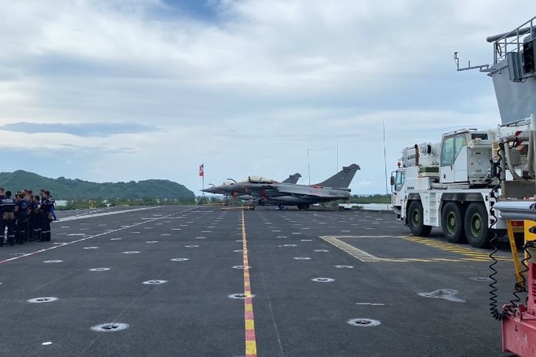 Jet tempur Rafale di dek penerbangan Charles De Gaulle R91 yang sandar di Pelabuhan Gili Mas, Lombok, NTB, Selasa (28/1/2025).