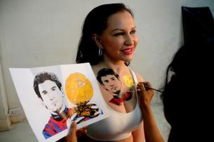 Aktris dan supermodel Bollywood yang merupakan keturunan Italia-Ukraina, Nataliya Kozhenova, memasang tato Lionel Messi di dadanya. Tato ini digambar oleh seniman Poonam Salecha di Mumbai pada 9 Juli 2014.