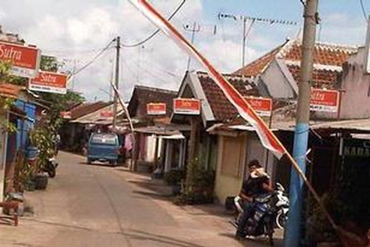 Ilustrasi: Lokalisasi Suko, di Kabupaten Malang, Jawa Timur tampak sudah sepi. Para PSK yang menempati wisma yang disediakan para mucikari sudah pulang kampung untuk melaksanakan puasa di kampungnya bersama keluarga. Polisi saat razia sudah tak satupun menemukan PSK di lokalisasi setempat, Selasa (17/7/2012).