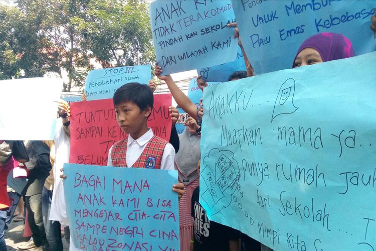 Tampak seorang siswa dan para orang tua tengah melakukan aksi protes sistem zonasi di Balai Kota Bandung, Bandung, Jawa Barat. 