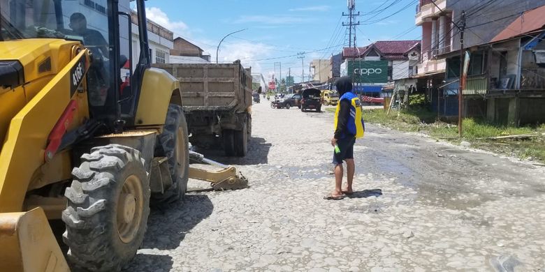 Terlihat aktivitas perbaikan jalan di salah satu ruas jalan di Kabupaten Luwu Utara yang rusak akibat diterjang banjir bandang pada Juli 2020.