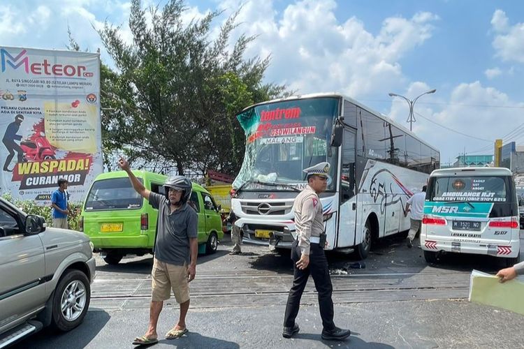 Bus Trentrem pasca mengalami kecelakaan beruntun di Jalan Raya Pagentan, Kecamatan Singosari, Kabupaten Malang, Rabu (13/9/23) lalu.