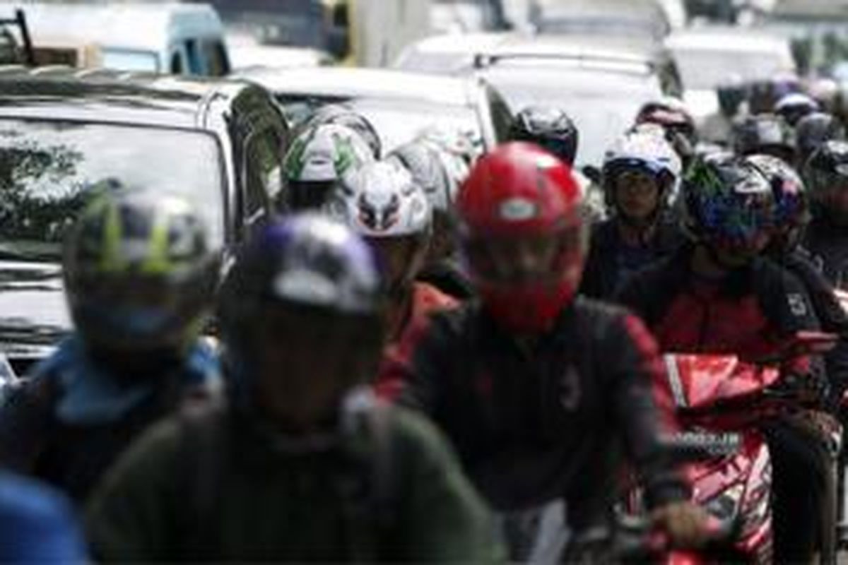 Pengguna sepeda motor di Jakarta.