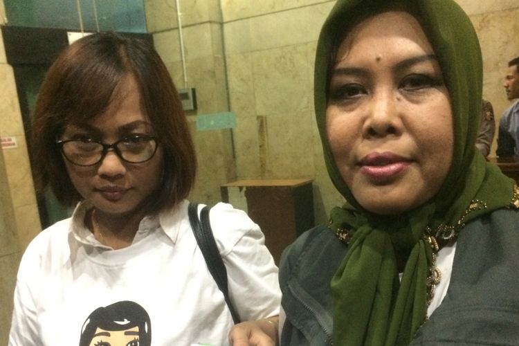 Ketua Umum Relawan  Emak Militan Jokowi (EMJI) Djati Erna Sahara dan Sekjen EMJI Pebby Magdalena saat melaporkan Politisi PKS Mardani Ali Sera, Neno Warisman, Isa Anshari di Bareskrim Polri, Jakarta, Selasa (14/8/2018).