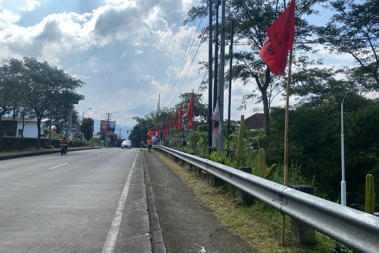 Pengurus PDI Perjuangan Kabupaten Semarang memasang kembali bendera partai setelah sebelumnya mengalami perusakan.