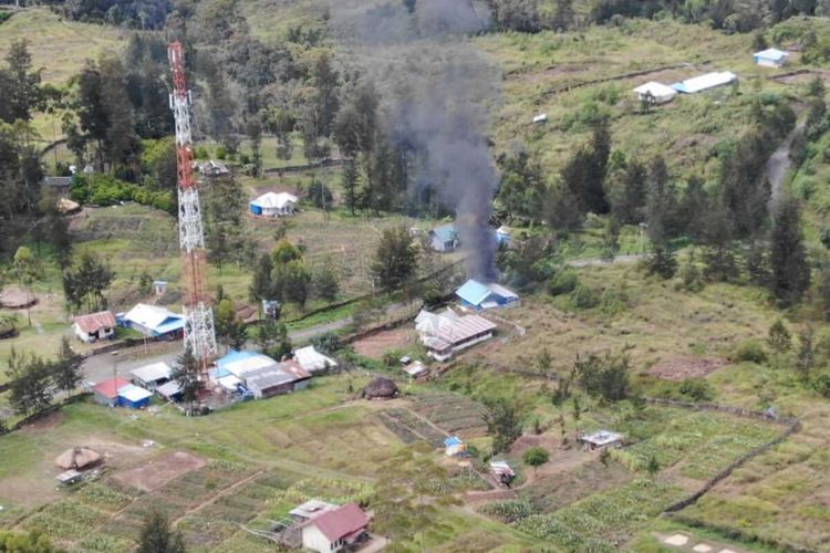 Drone milik TNI berhasil merekam pergerakan anggota KKB yang melakukan aksi teror di Distrik Ilaga, Kabupaten Puncak, Papua, Minggu (20/2/2022)