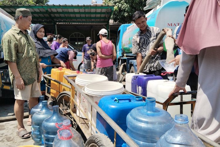 Warga RW 17, Kelurahan Babakansari, Kiaracondong, Kota Bandung, mengantre untuk mendapatkan air bersih sebanyak 10.000 liter dari PDAM Tirtawening Kota Bandung yang dibagikan secara cuma-cuma, Senin (2/10/2023).
