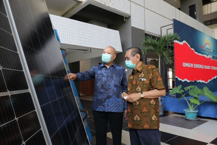 Utomo SolaRUV dan Universitas Surabaya (Ubaya) berkolaborasi membangun Pembangkit Listrik Tenaga Surya (PLTS) Atap melalui Solarpreneur Development Center (SDC) yang diresmikan pada 28 Oktober 2021.

