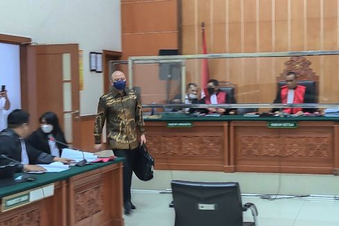 Teddy Minahasa Hadir di PN Jakarta Barat, Dengarkan Replik Kasus Peredaran Narkoba 