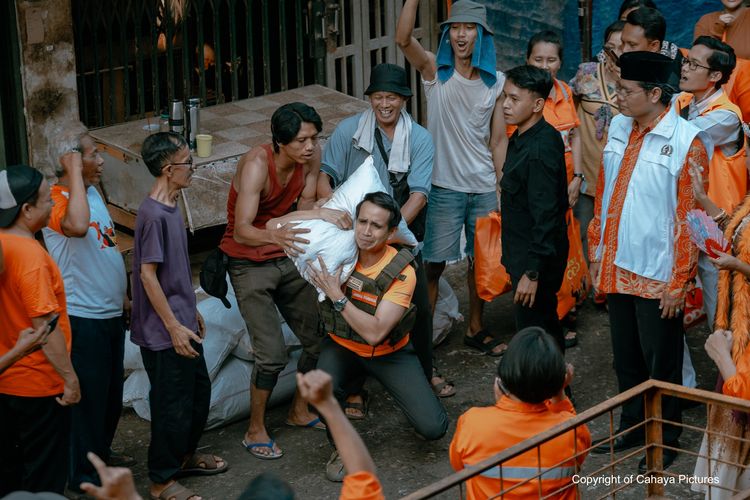 First Look Film Bapak Paling Jujur, Andovi da Lopez Blusukan Jadi Calon Gubernur 