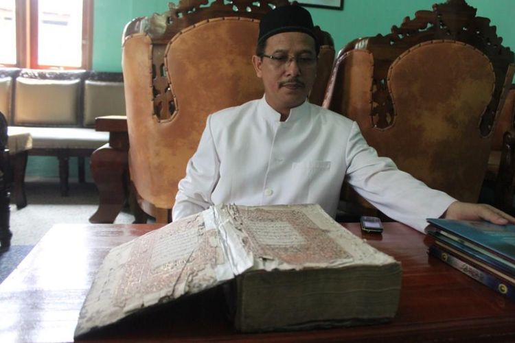 Al Quran yang konon ditulis tangan oleh Pangeran Diponegoro, antara tahun 1825-1830 silam. Disimpan di Ponpes Nurul Falah, Desa Menoreh, Kecamatan Salaman, Kabupaten Magelang, Jawa Tengah.