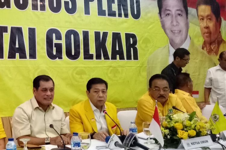 Ketua Umum Golkar Setya Novanto seusai memimpin Rapat Pleno DPP Golkar