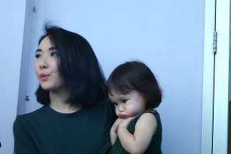 Vokalis Gisella Anastasia dan sang putri Gempita Nora Marten saat ditemui di kawasan Mampang, Jakarta Selatan, Kamis (16/6/2016).
